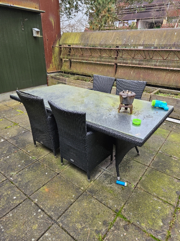 Tømning af terrassemøbler og affald