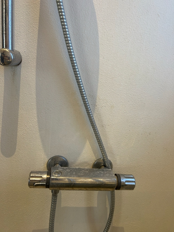 Udskiftning af brusebadsarmatur/blandingsbatteri  - samt opsætning af 2 x toiletbræder.  