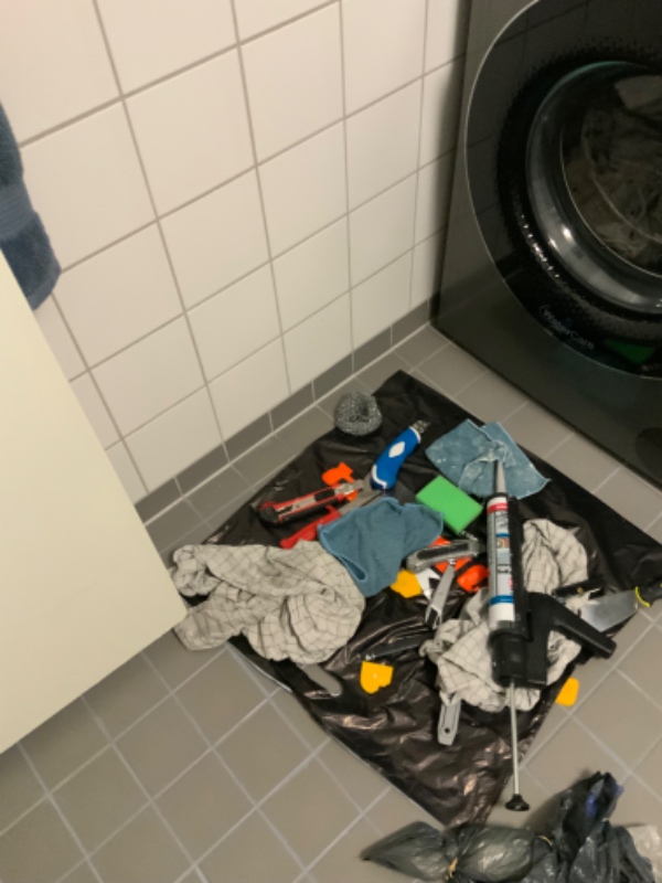 Fuget nye silicone fuger i badeniche.