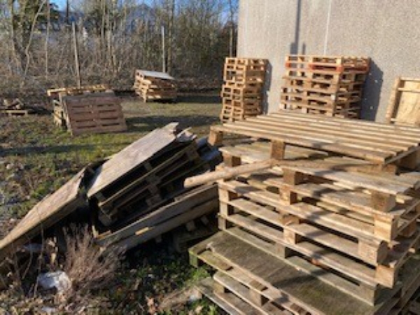 Afhentning af engangspaller, samt defekte paller