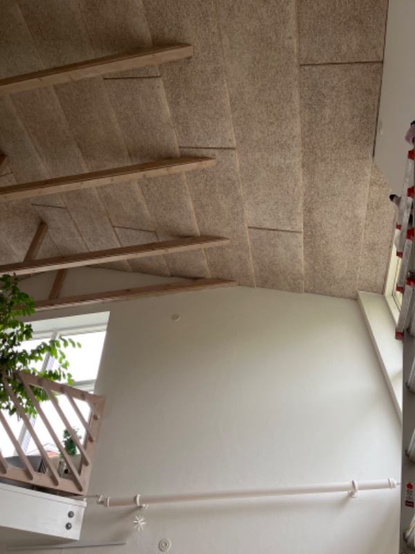 Lampe hænges op med Skinne i 5-6 meters højde