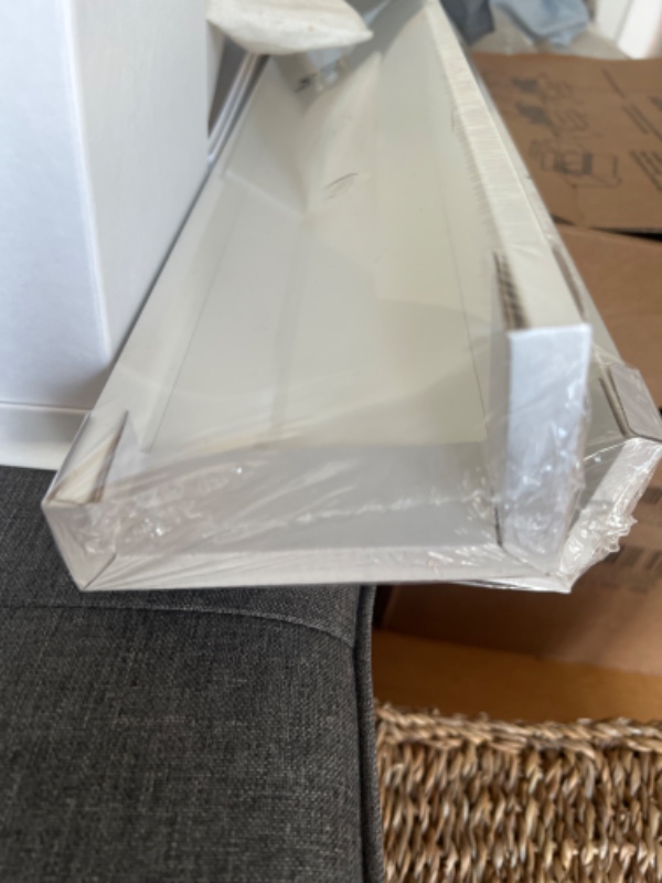 Gardinskinner, billedehylder og lampe skal sættes op.