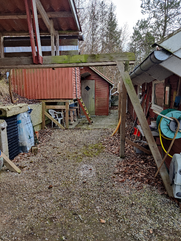 Nedrivning af carport (delvis) og tre skure. træstolper i beton.