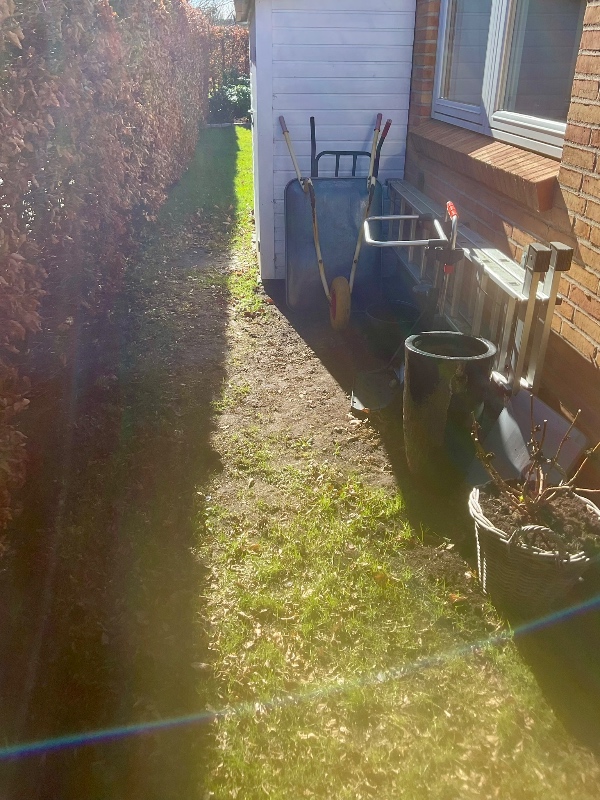 Belægning ved haveskur