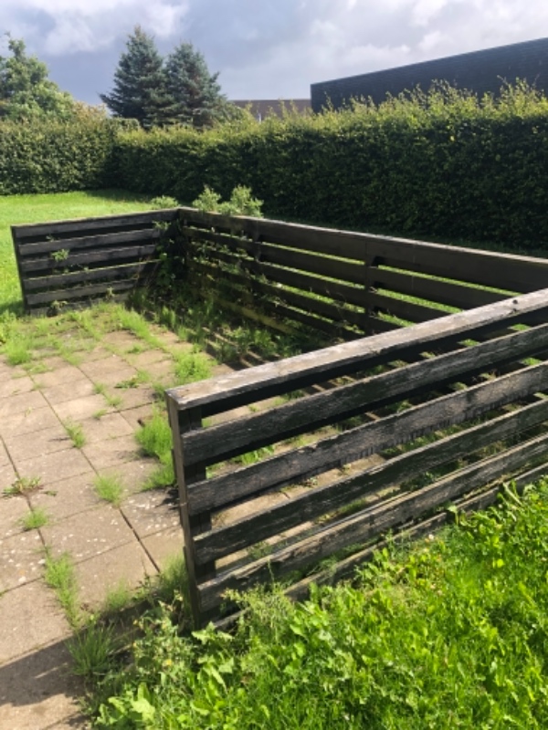 Græs, hæk, ukrudt, fliser.