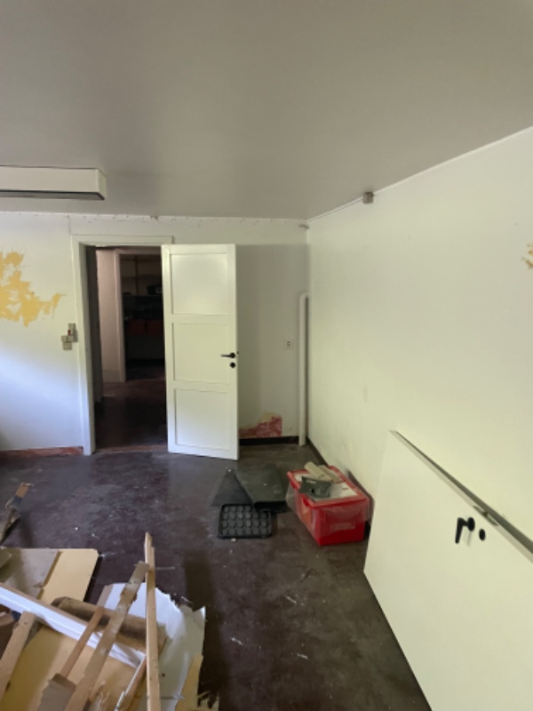 Fjern tapet og bank udvendig fugt plamager af i kølderrum