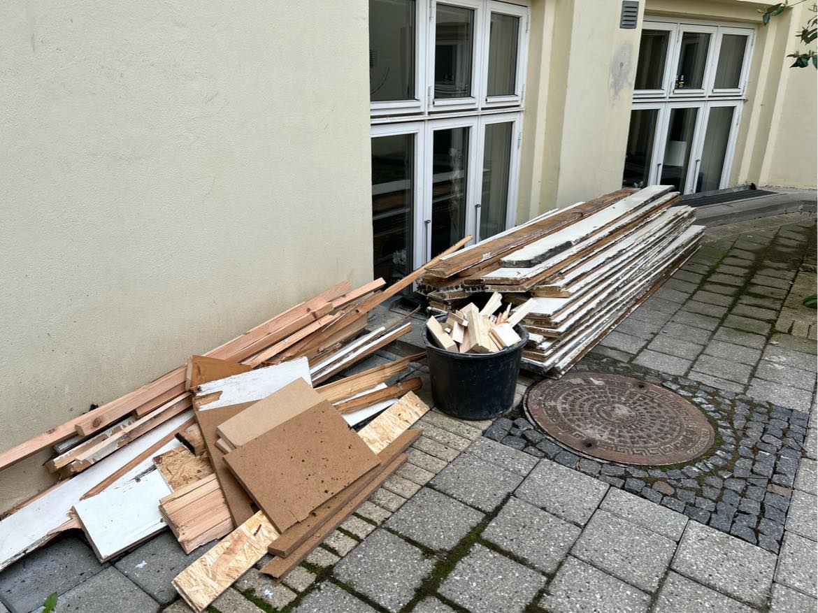 Afhentning af brugt byggemateriale til udsmid