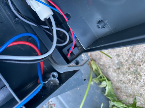 Skift af el-ladeledning på en alko robotplæneklipper