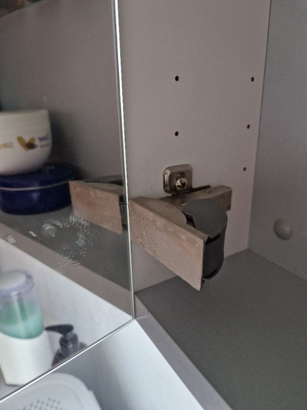 Jeg har et 3 fløjet skab med spejllåger   På den ene låge, har glasset sluppet beslaget ( limet)