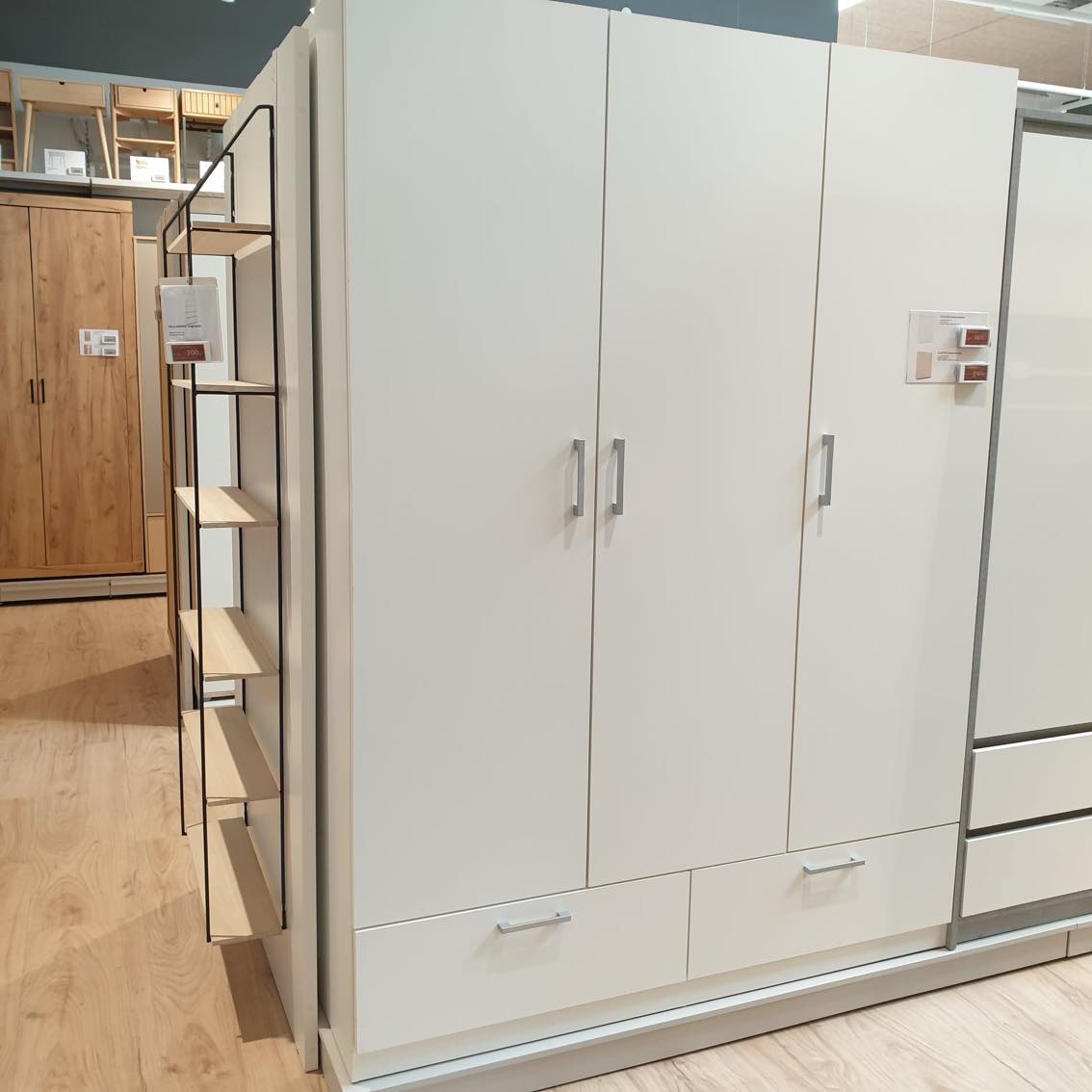 Samlet to ens garderobeskabe fra Jysk