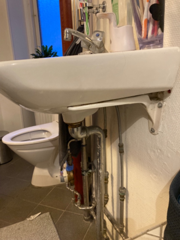 Udskiftning af håndvask og skab