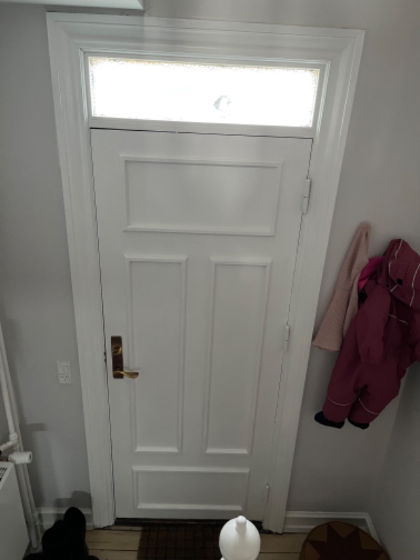 Montering af ny hoveddør.