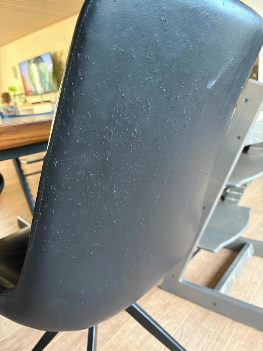 Reparation af læderstol (kattemærker)