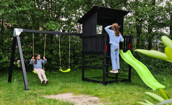 Samlet og bygge legetårn, gynge og sandkasse