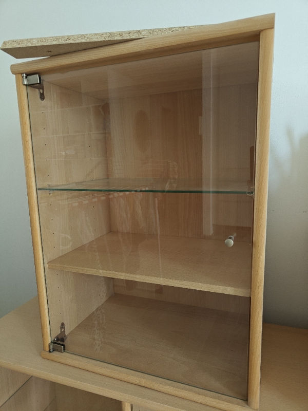 Montering af en lille skabe og loft lyse i beton