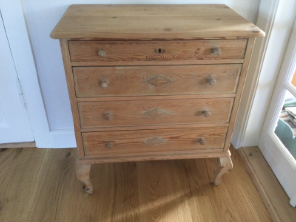 Malet en kommode hvid som er afsyret