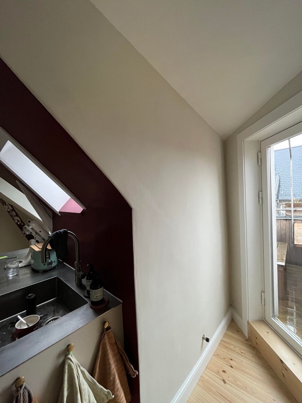 Filt på pudset væg der har slået revne