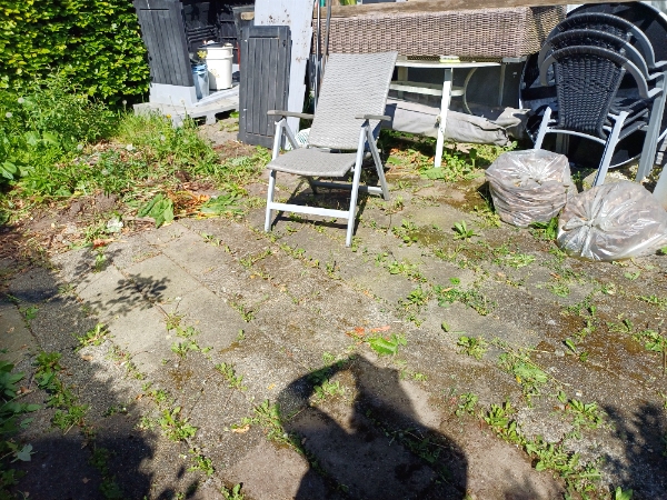 Fjernelse af ukrudt på terrasse