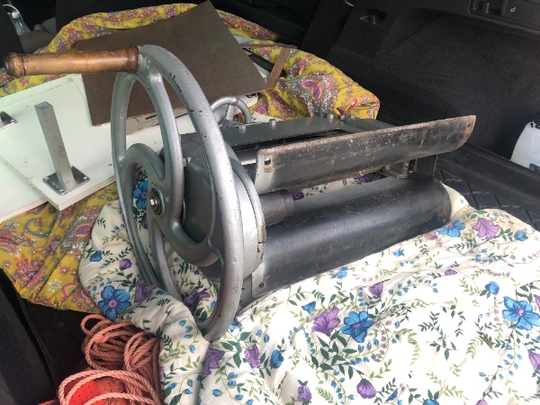 Haster! 2 mand. Tid ca. 10 min. Tung maskine. Fra bil til garage. Afstand ca 1 m. 