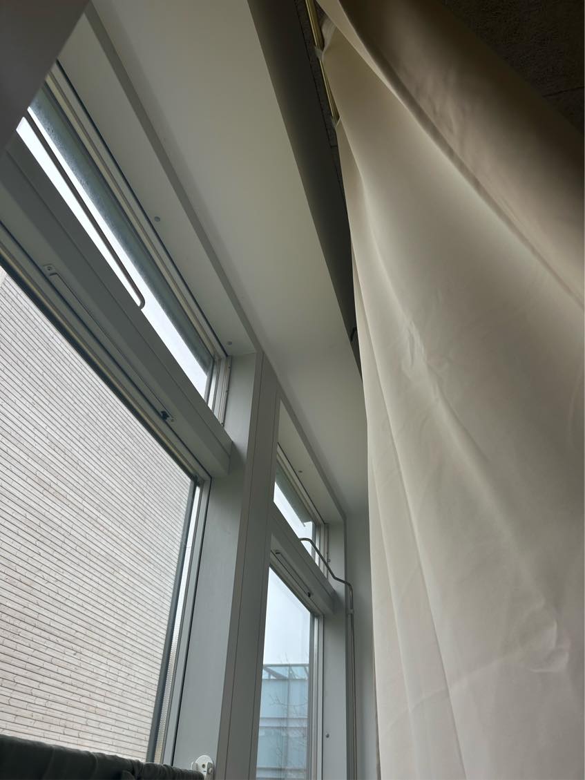 Vitrineskab og guldstang hængt op + 1 skrue og en krog i væggen