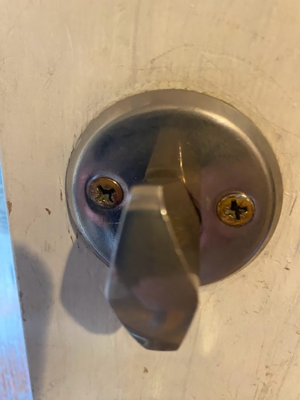 Udskiftet 2 låse i hoveddør og bryggersdør.