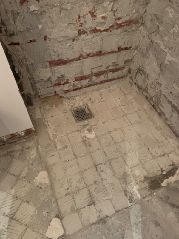 Klargøring af gulv og vægge samt lægning af fliser lille badeværelse