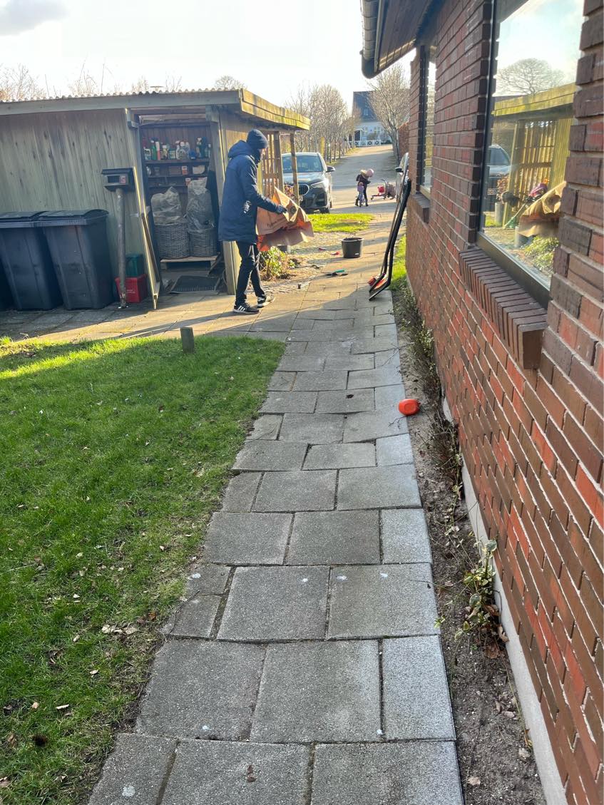 Fjerne og bortskaffe ca. 85 kvm havefliser