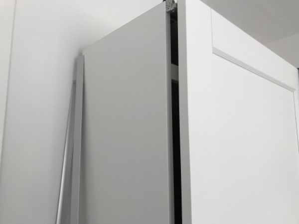 Færdigt samling af skydeskab fra Ikea i soveværelse