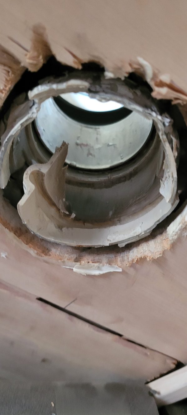 Skiftet et rør fra bruseren til afløb