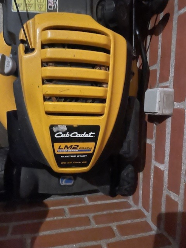 Generel plæneklipper service (skift motorolie, slibning afbalancering)