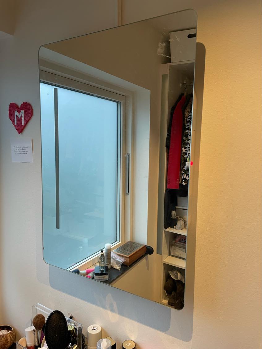 Spejl med lys tages bed og nyt sættes op