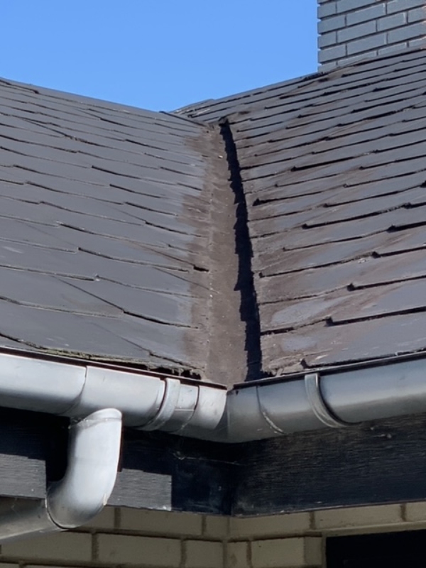 Nedtage skifereternittag (med asbest) på begge sider af 2 skotrender.