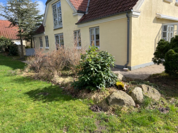 lugning i bede og lave kant mellem bede og græsplæne