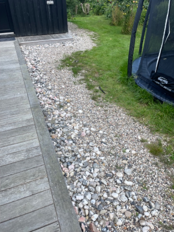 Fjerne perlesten omkring hus