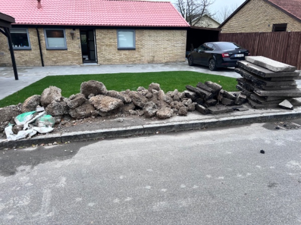 Kør asfalt og beton væk. I alt er det 2 tons.