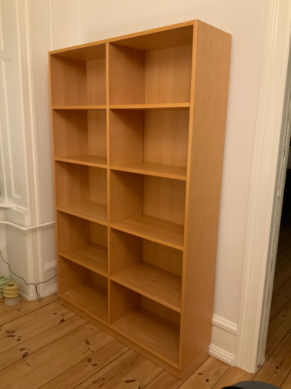 Fjernet bagbeklædning på reol 190x120 + ophæng af loftslampe