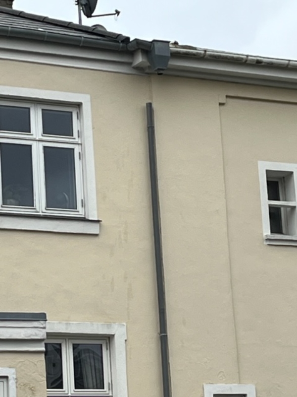 nedløbsrør faldet ned i storm, skal genplacere