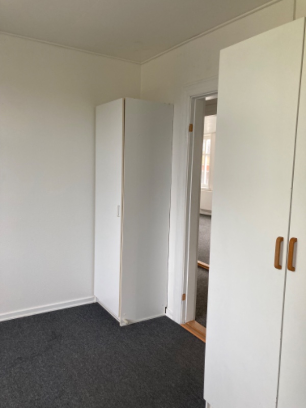 Lægge 60m2 laminatgulv og lister