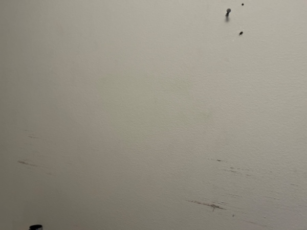 Hænge spejl op på væg og Fjerne gamle huller væk fra væggen