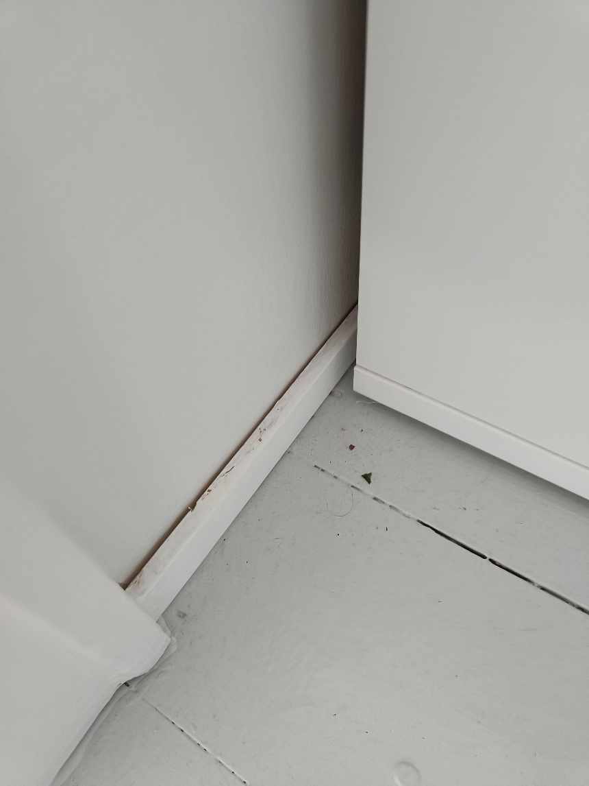 Opsætning af nogle fodlister, fast sætning  af 2  skabe og opsætning af rullegardin.