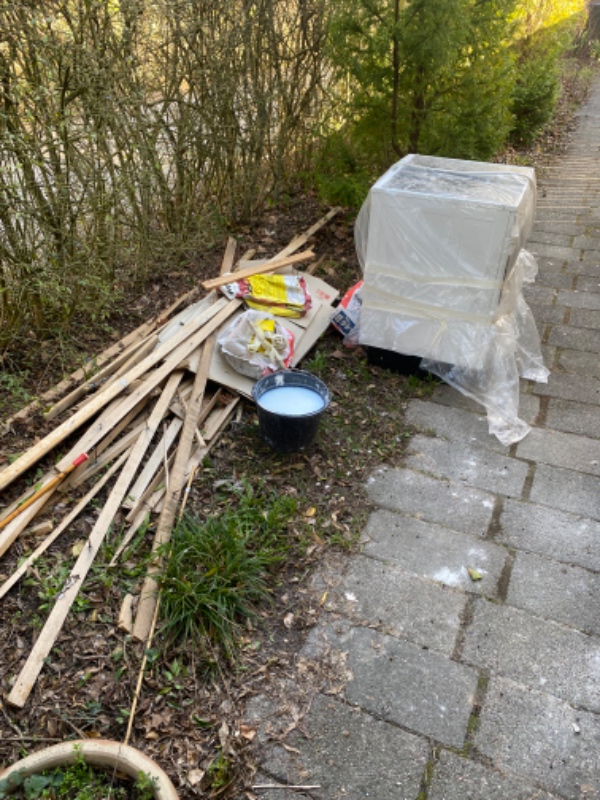 Fjernelse af affald efter renovering af hus.