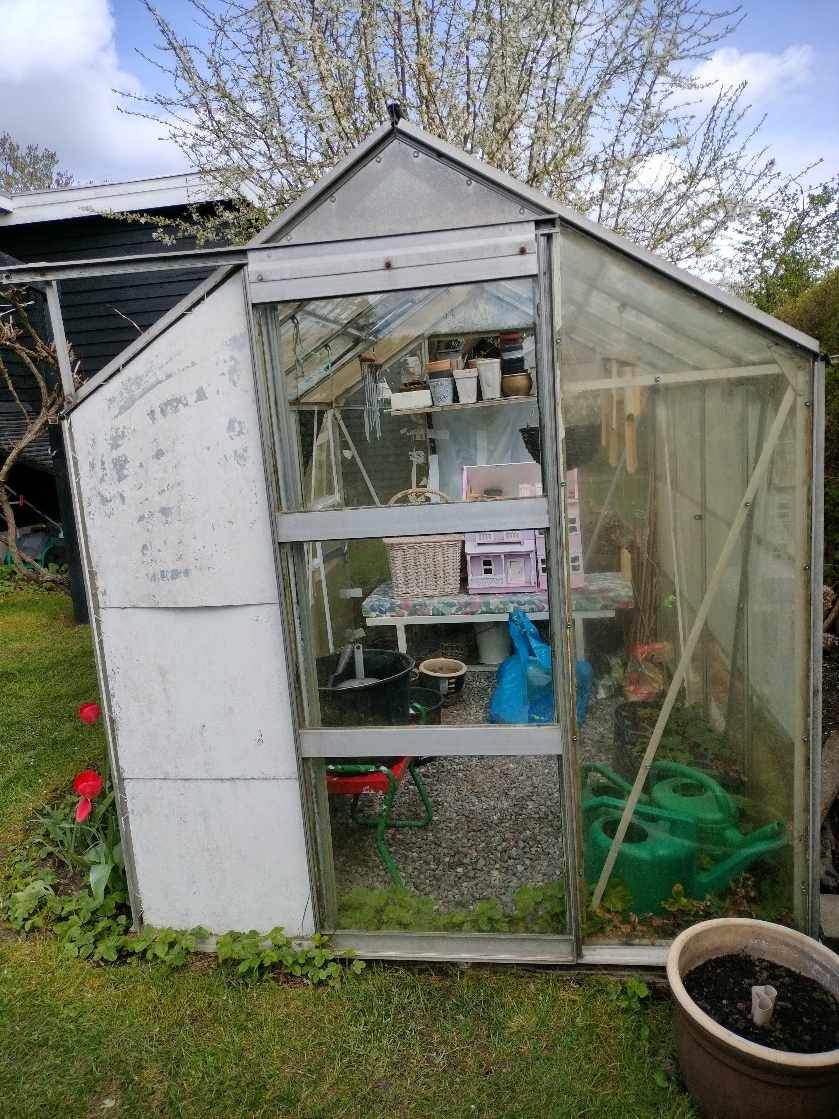 Nedtagning og bortskaffelse af lille 5 kvadratmeter drivhus