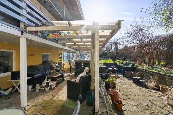 Jeg har en fugtig kælder og vil gerne have det løst evt. med fugtbremse eller efterisolering af ydermur/sokkel