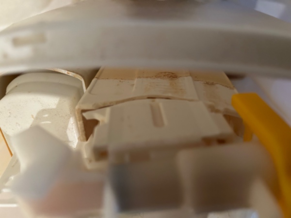 Skift af ballofix før toilet. Skift af ‘indmad’ til ifø sign toilet