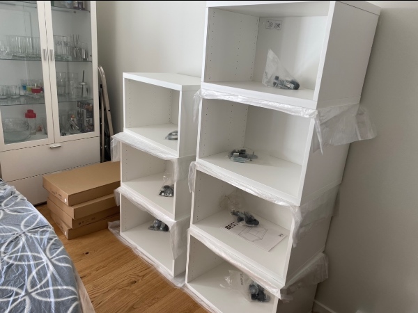 Reol op og hænge på betonvæg