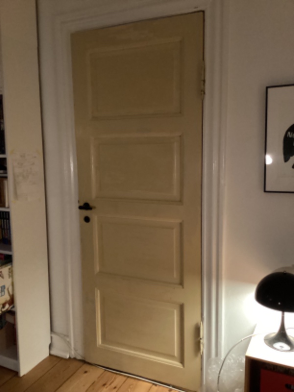 Slebet og malet en dør