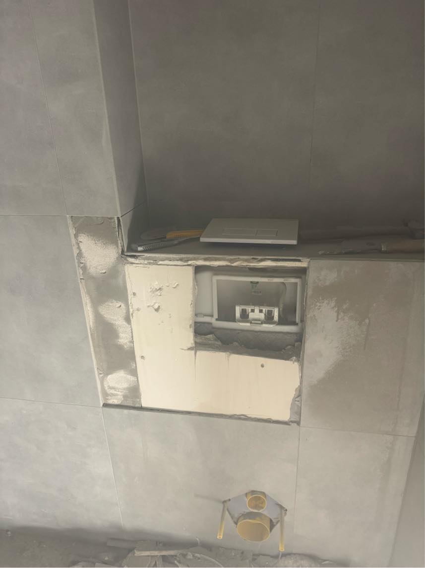 Opsætning af enkelt 60X60 flise efter reparation ved cisterne