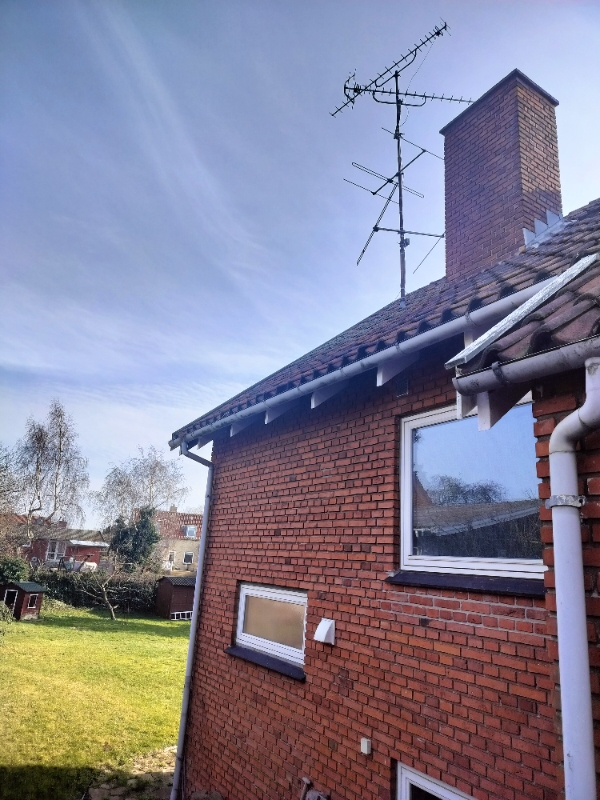 Fjernelse af antenne samt reparation af hul der antennen har været.