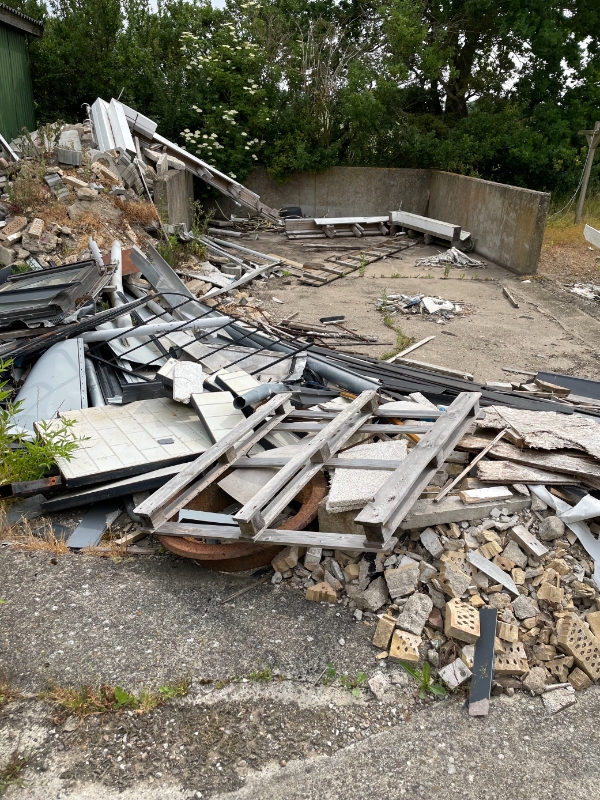 Fjernet overskydende byggematerialer og betonaffald