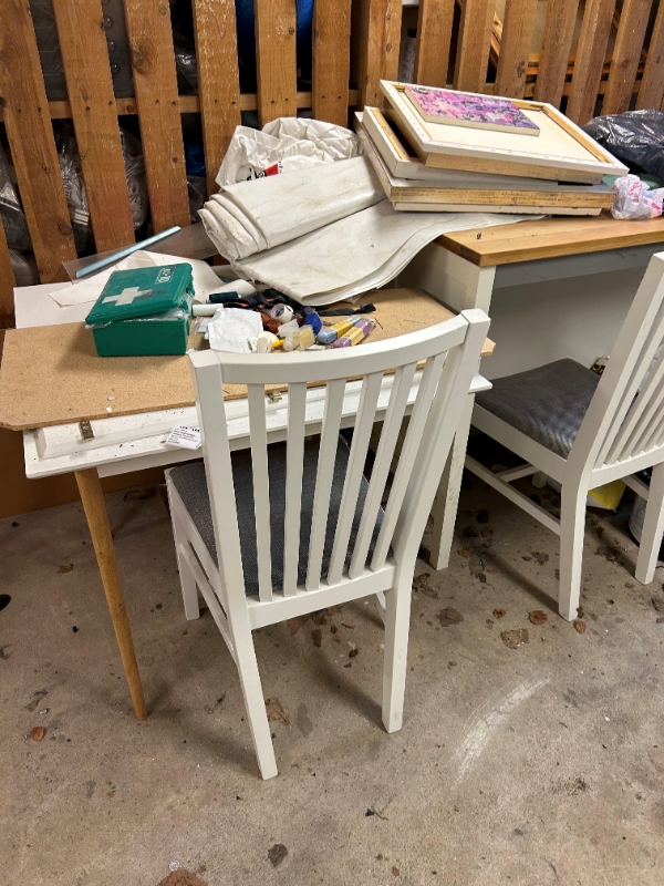 Fjernelse af sofa, bord, skab og skrald.